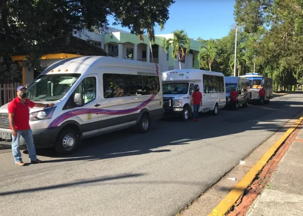 Passenger loading his bicycle on the front of bus