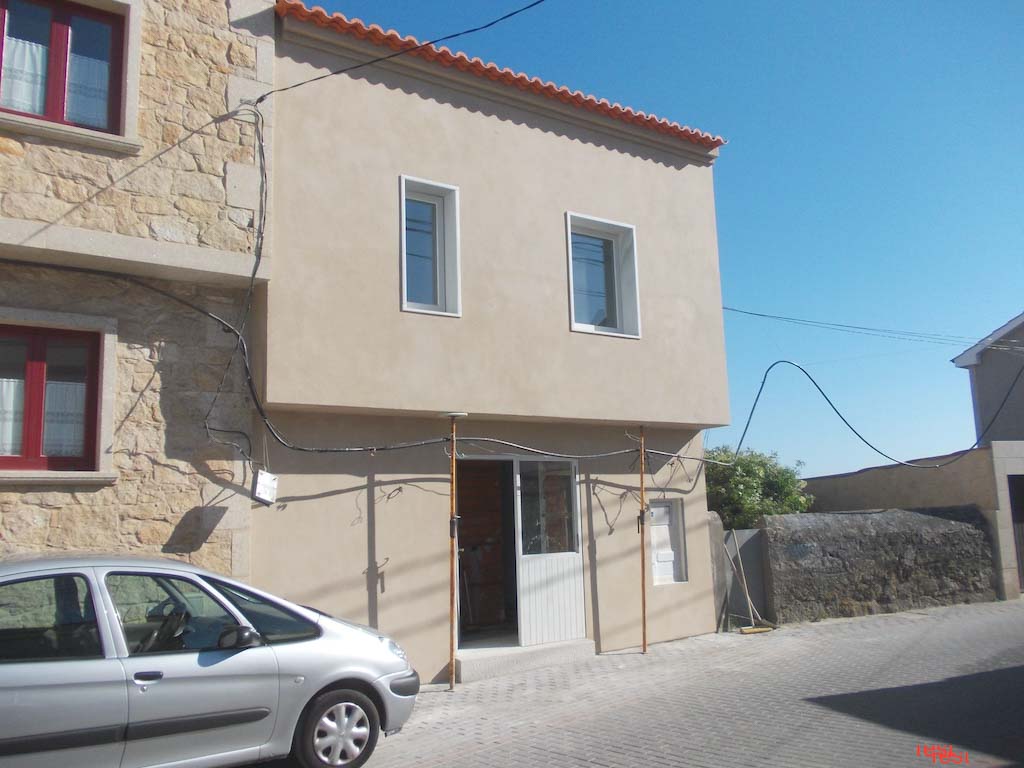 picture of external walls of a house with venezia stucco dilavato product applied and stones