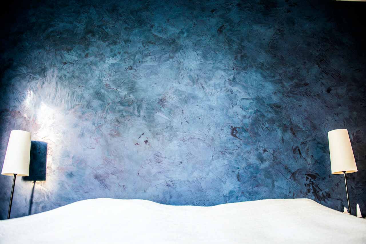 picture of a bedroom wall in deep blue tadelakt product