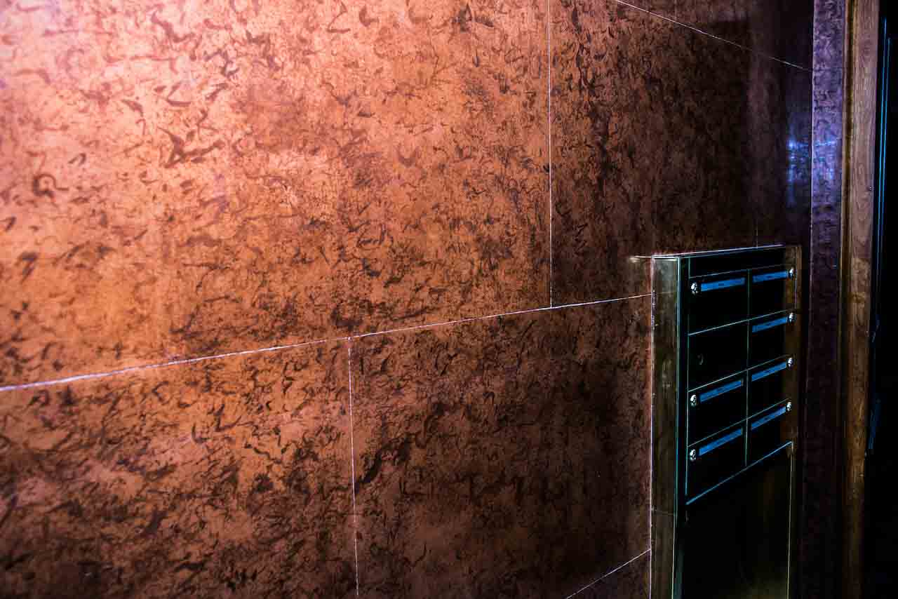 picture of a wall in red tadelakt product