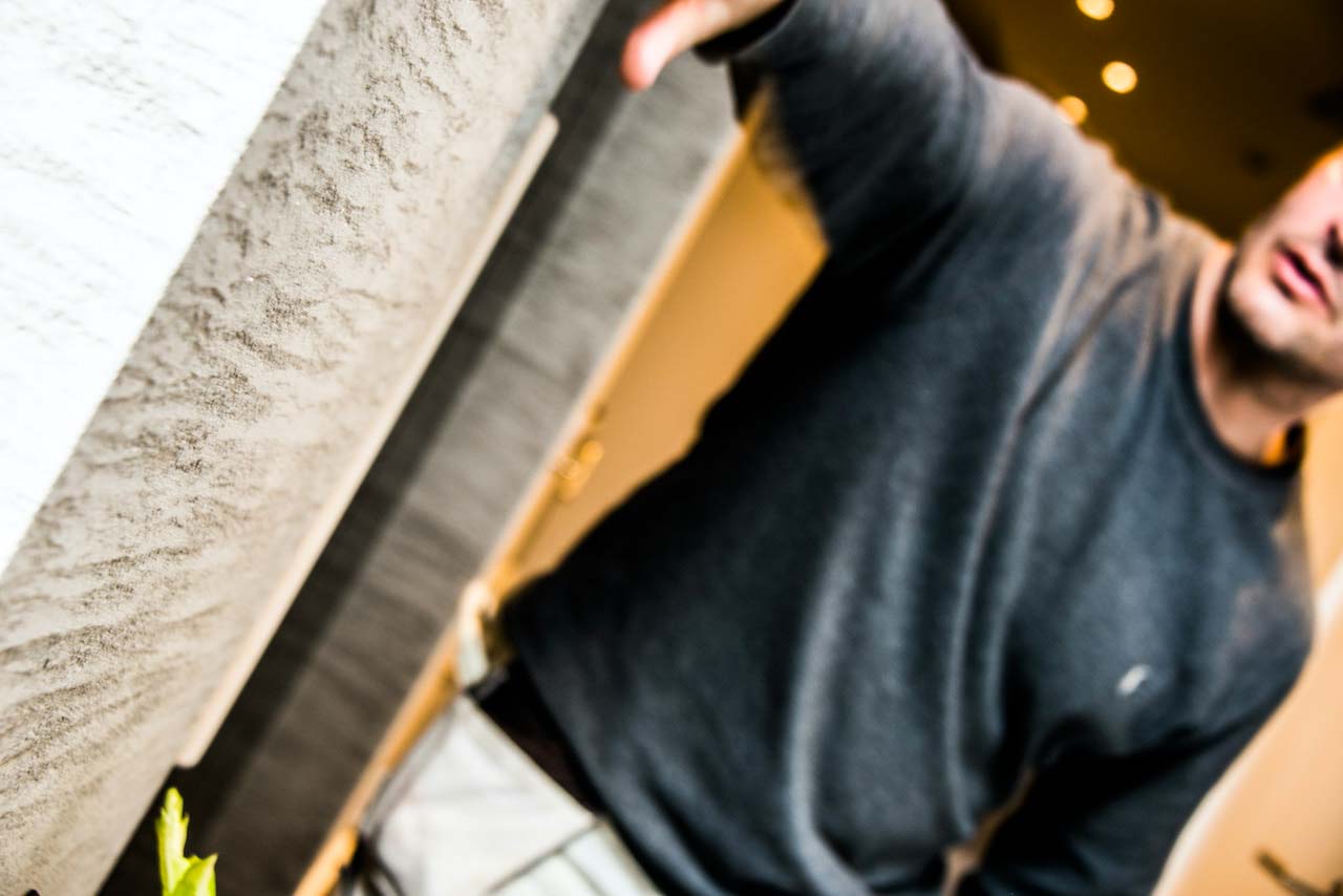 detail of a sauna wall customized with beige tadelakt product