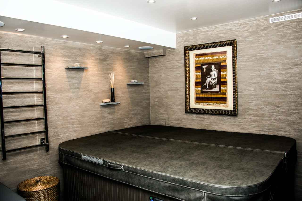 picture of a sauna wall in beige tadelakt product with a covered jacuzi
