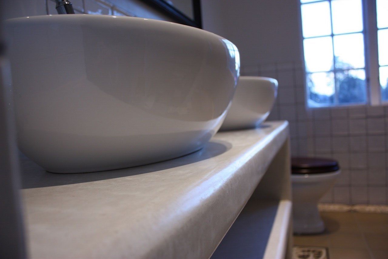 detail of a sink finished with white tadelakt product
