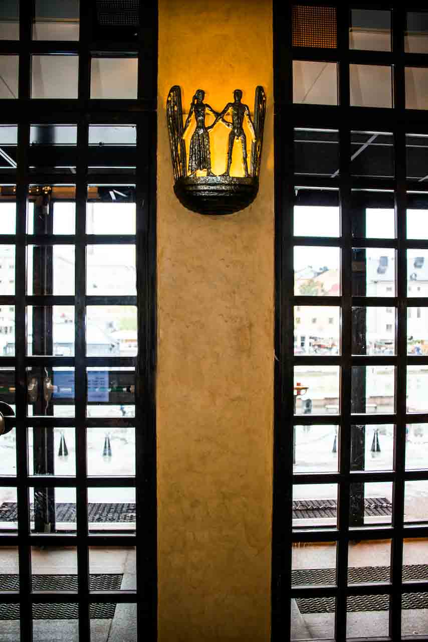 picture of yellow tadelakt product on hotel interior walls and two doors in glass and wood