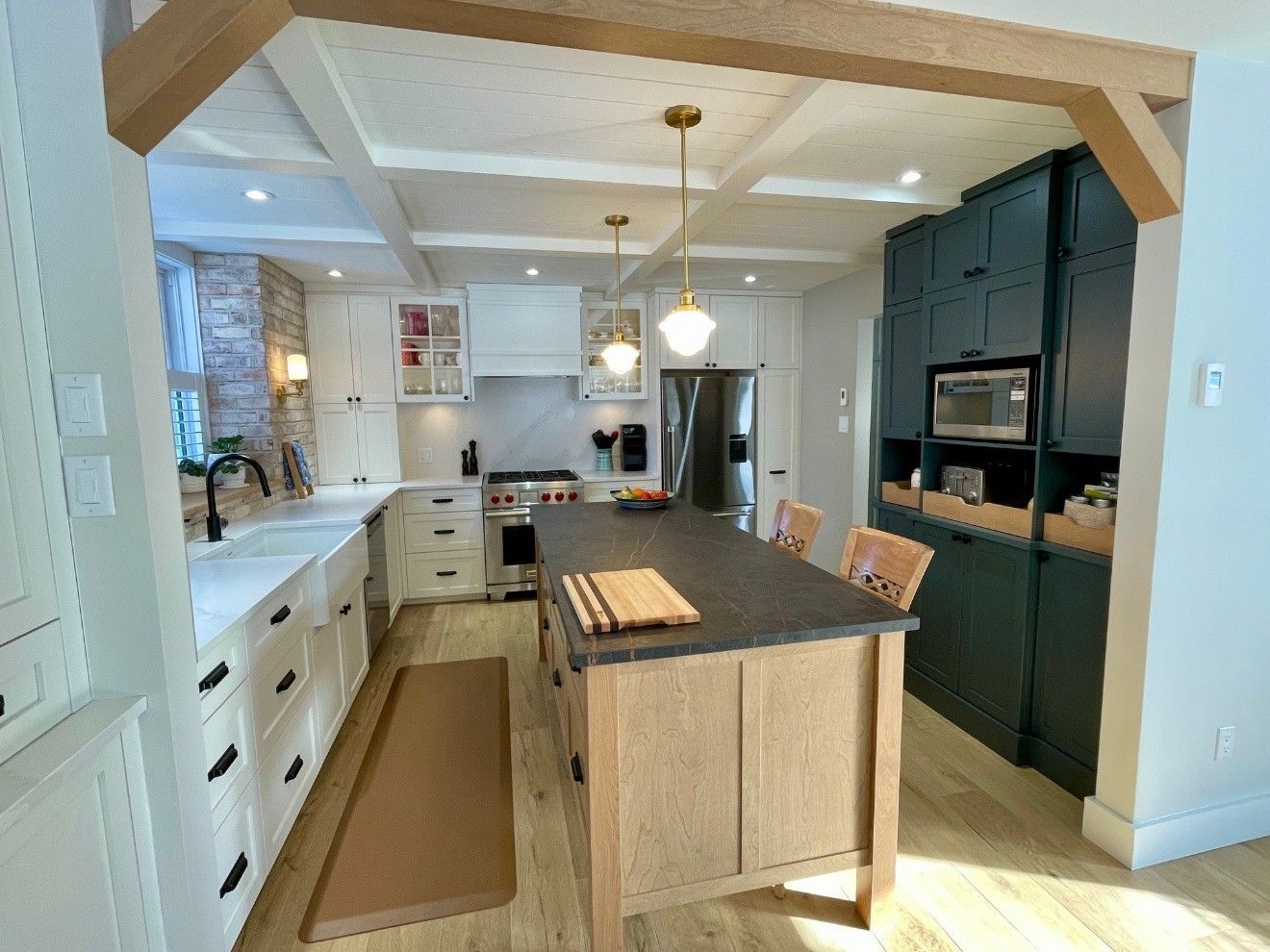 Meuble-lavabo vert foncé avec deux lavabos blancs, miroirs et rangements.