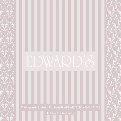 Una borsa a secchiello color marrone chiaro con tracolla nera è appoggiata su un tavolo.