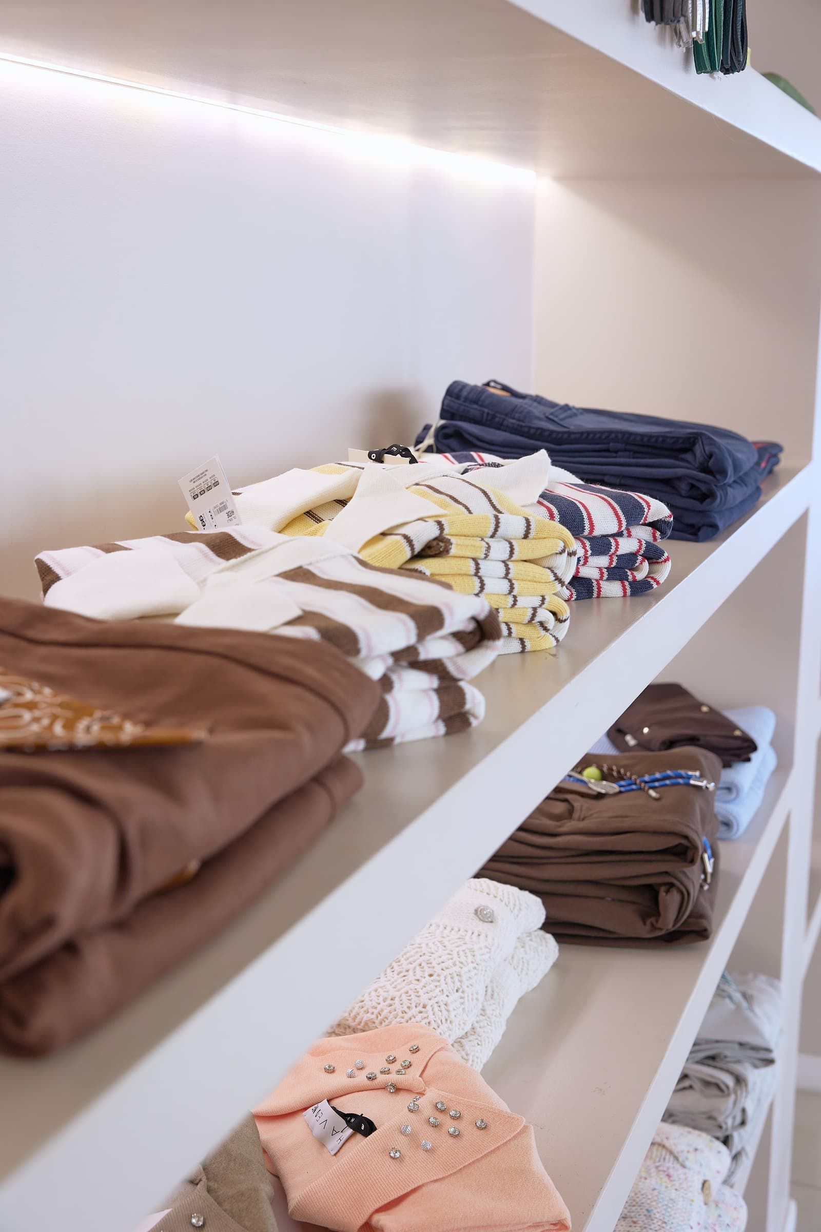 Un armadio con un sacco di vestiti sugli scaffali