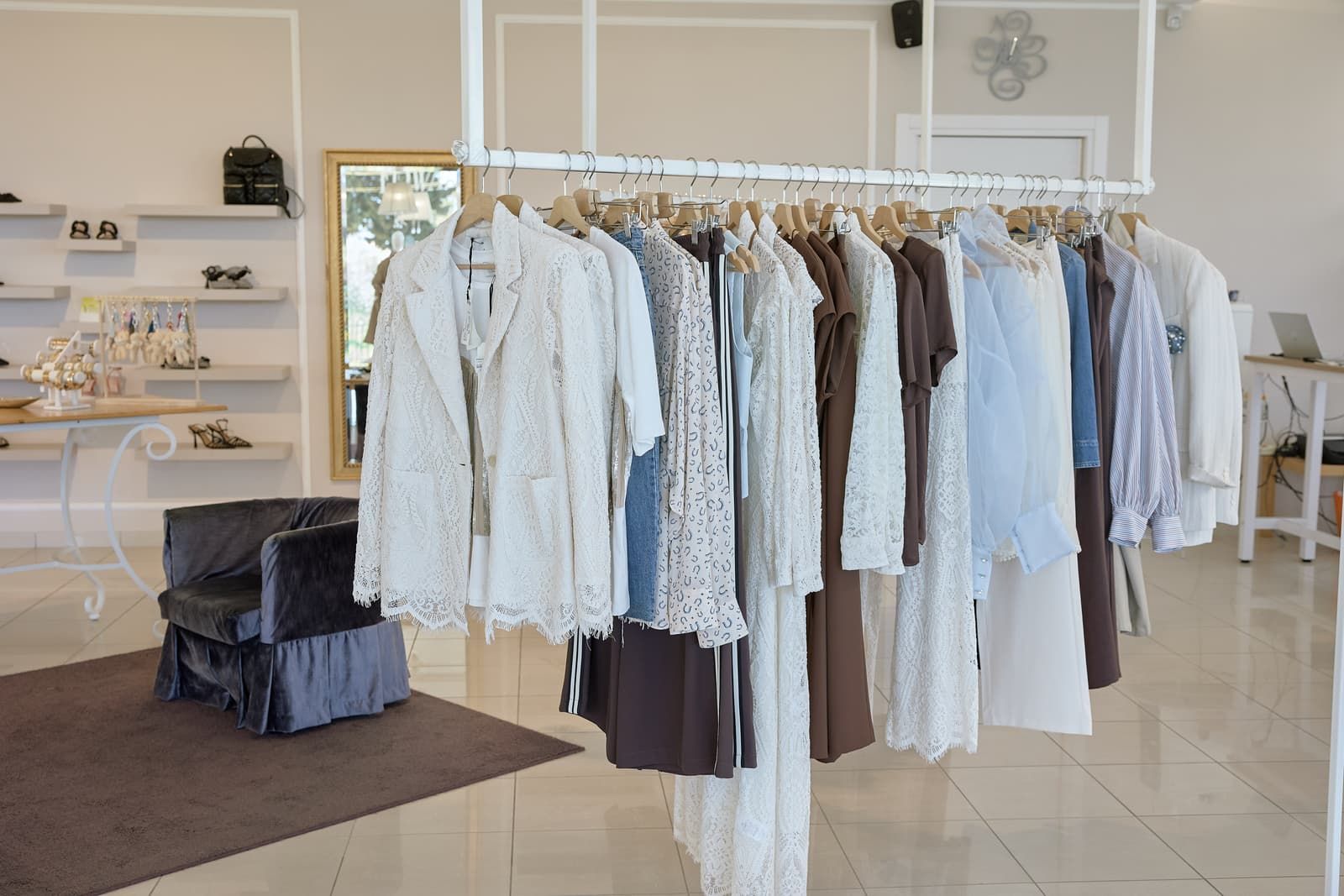 Una fila di vestiti appesi su uno scaffale in un negozio.