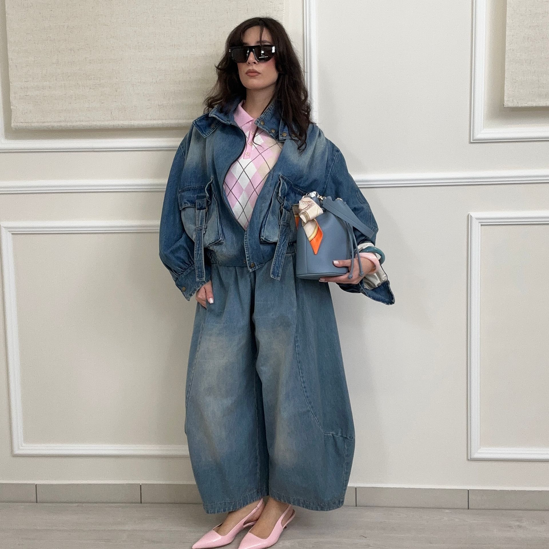 Una donna indossa una giacca bianca con paillettes dorate sulle maniche