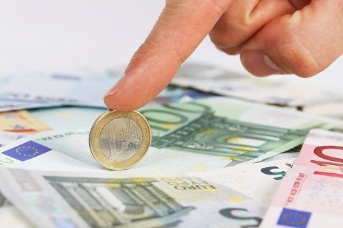 indice che si appoggia su una moneta di un euro