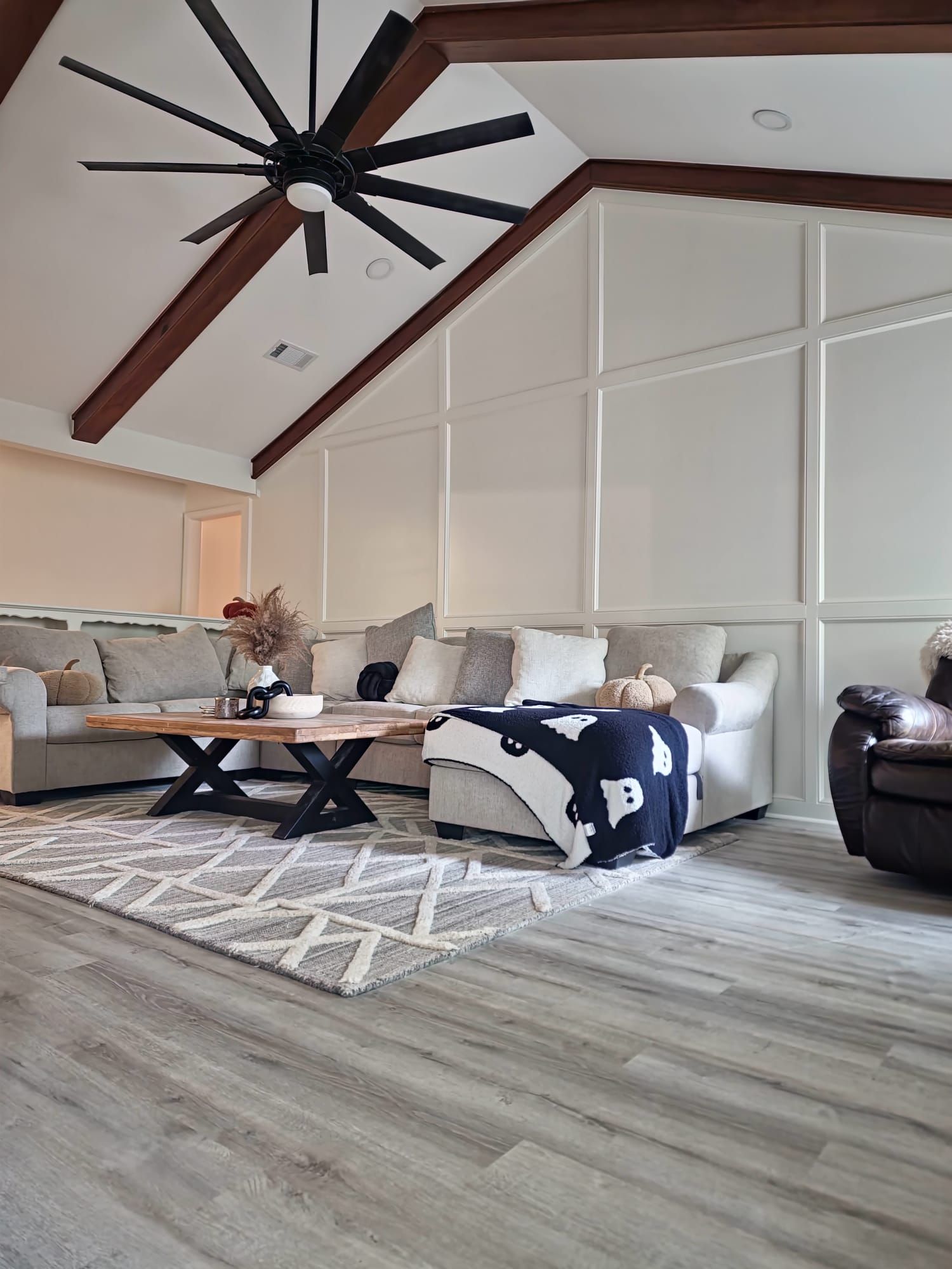 Living room in offwhite finish accented with brown – Tulsa, OK - CS Remodeling