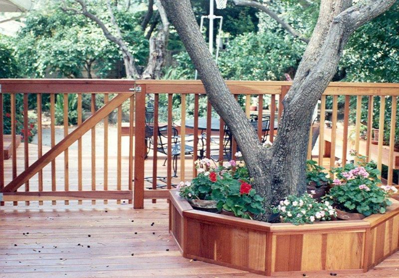 wood fencing made out of different wood colors