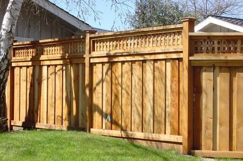 wood fencing with encased lattice decoration on top