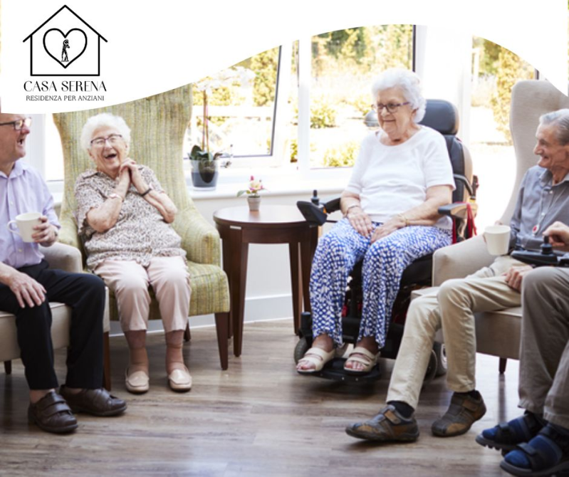 Gli anziani residenti si sono riuniti in un soggiorno, sorridendo e socializzando.