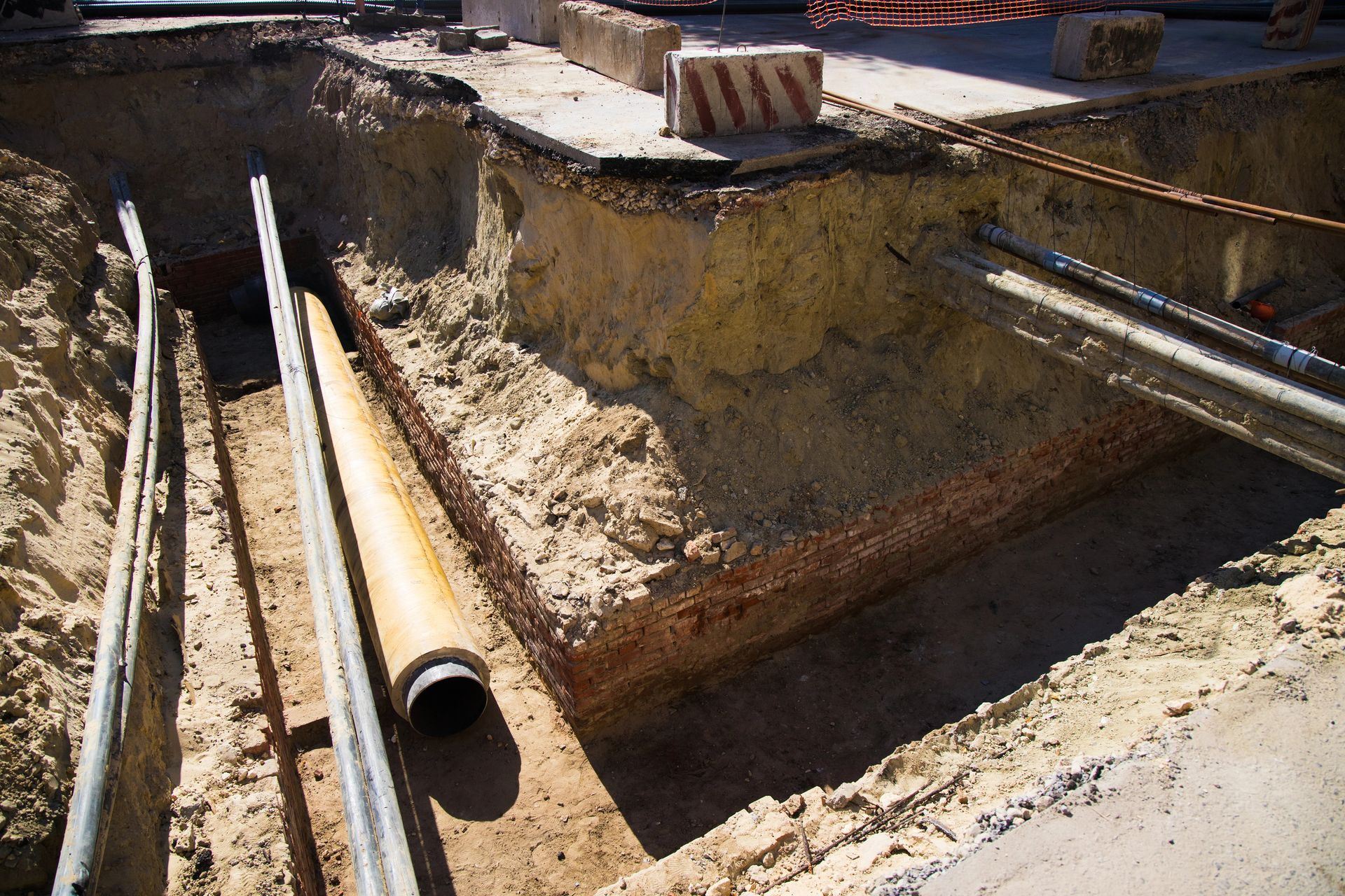 scavi in cantiere per rifacimento tubature