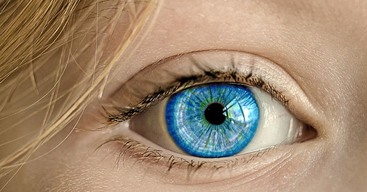 Sriing blue eye