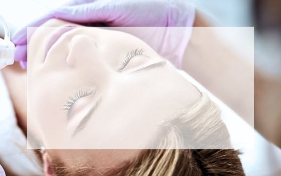 SKIN TIGHTENING PATIENT HAVING TREATMENT