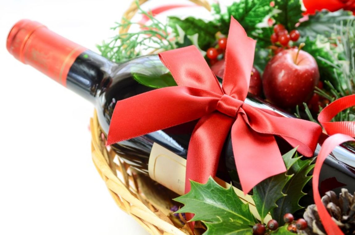 Pacco regalo personalizzato con bottiglia di vino pregiato e prodotti freschi del territorio