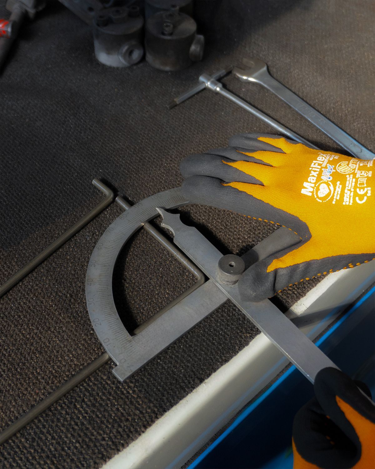 feltani reti, ganci metallici su misura, lavorazioni personalizzate