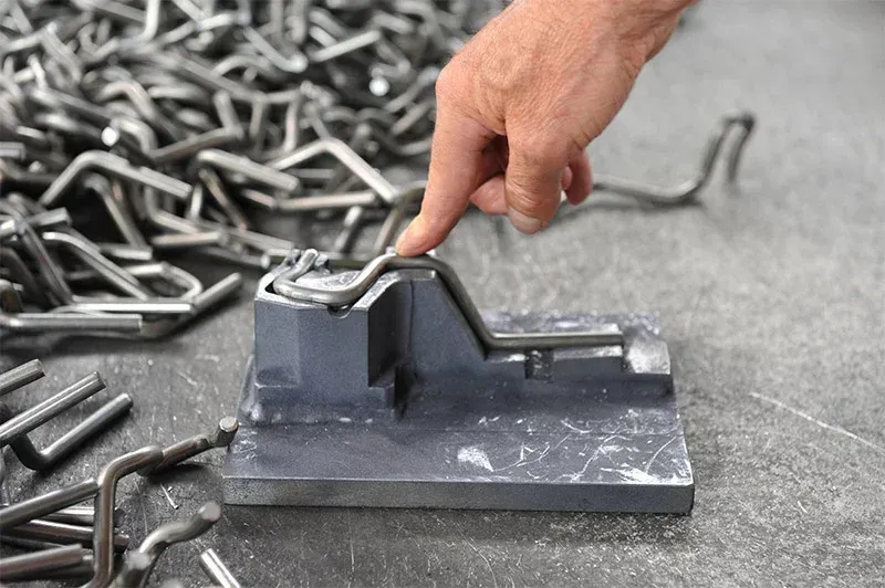 feltani reti, ganci metallici su misura, lavorazioni personalizzate