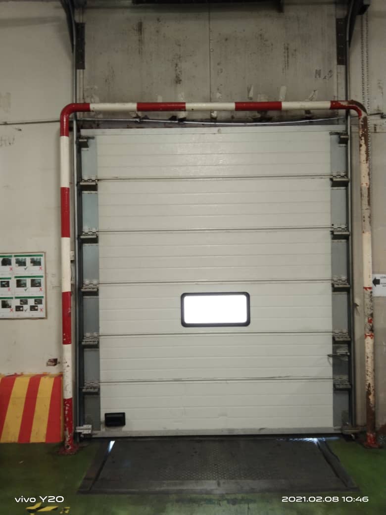 Overhead sectional door