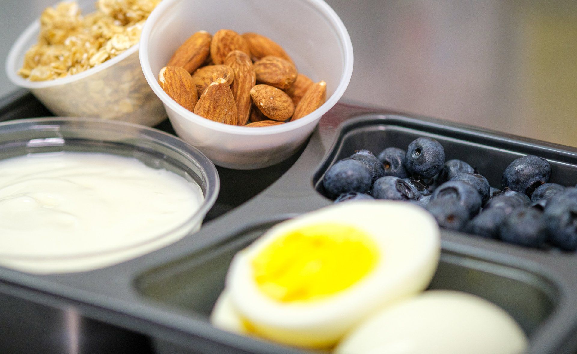Déjeuner oeuf, yogourt, amandes et bleuets. (prêt a manger et boiîe a lunch Québec Lebourgneuf)