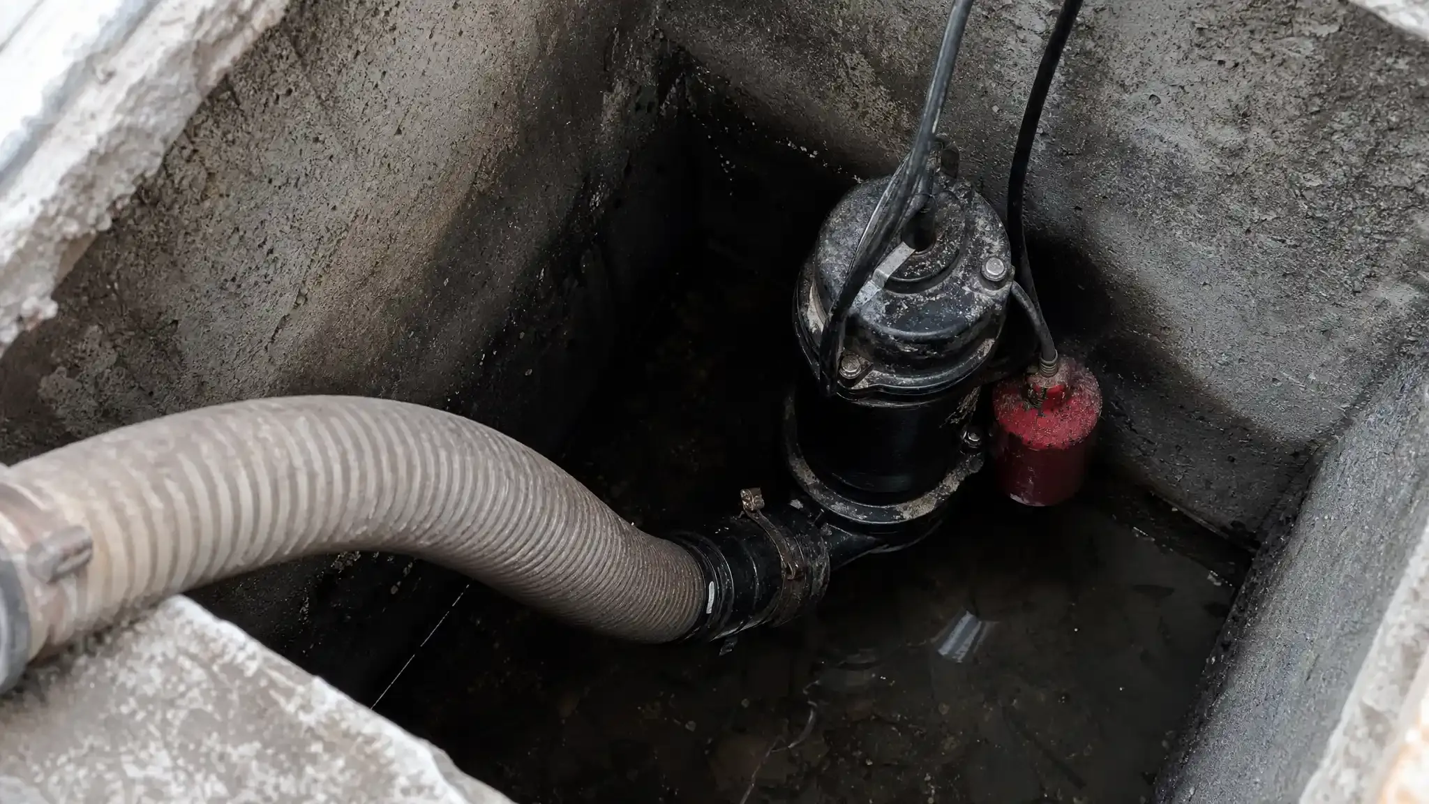 Blocked drain being cleared by Algarve plumber