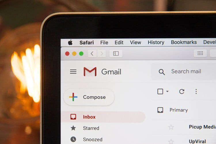 Primer plano de la pantalla de un portátil que muestra la interfaz de la bandeja de entrada de Gmail en una ventana del navegador.