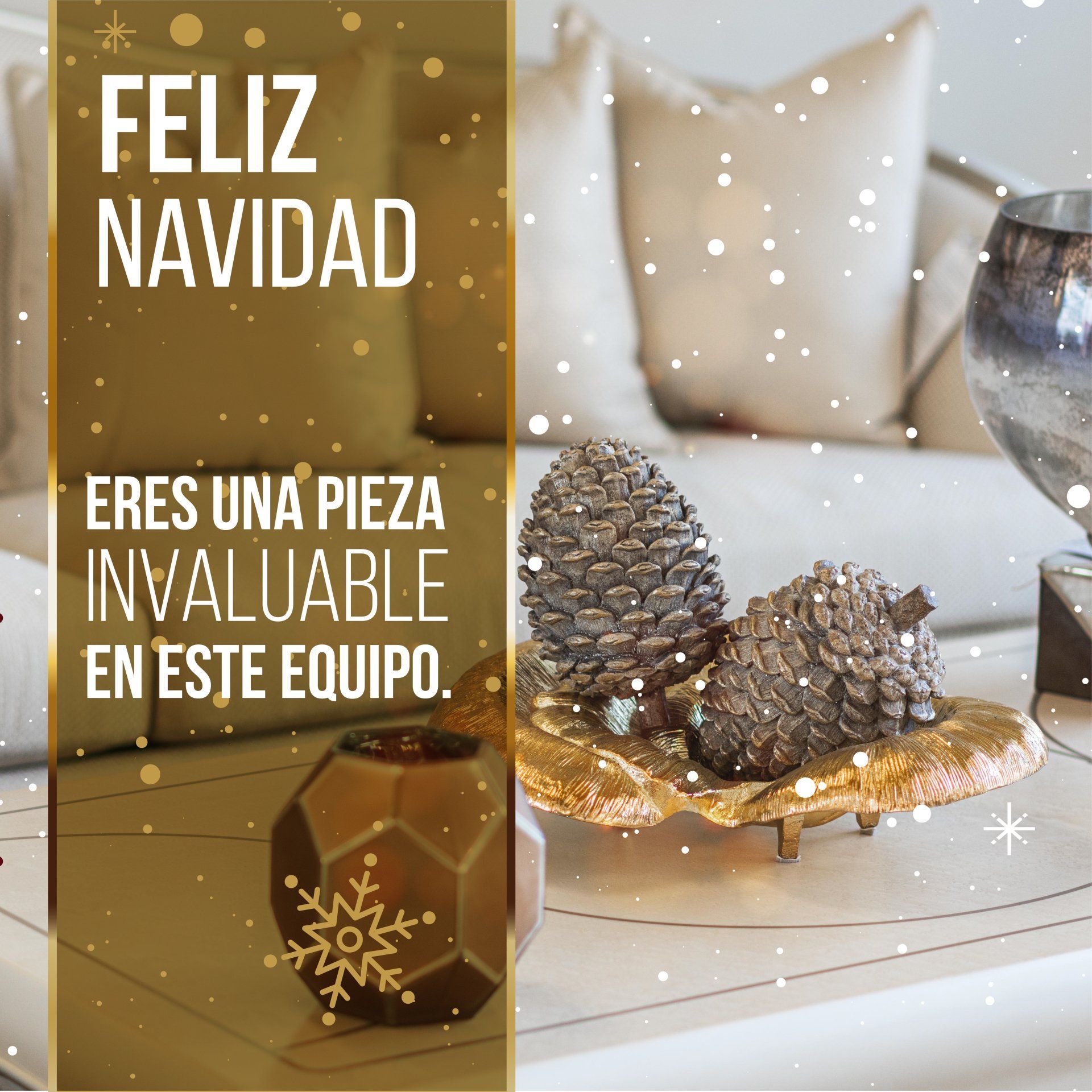 Una tarjeta de felicitación navideña con texto dorado, piñas en una bandeja decorativa y un efecto de nieve sobre un fondo de sala de estar.
