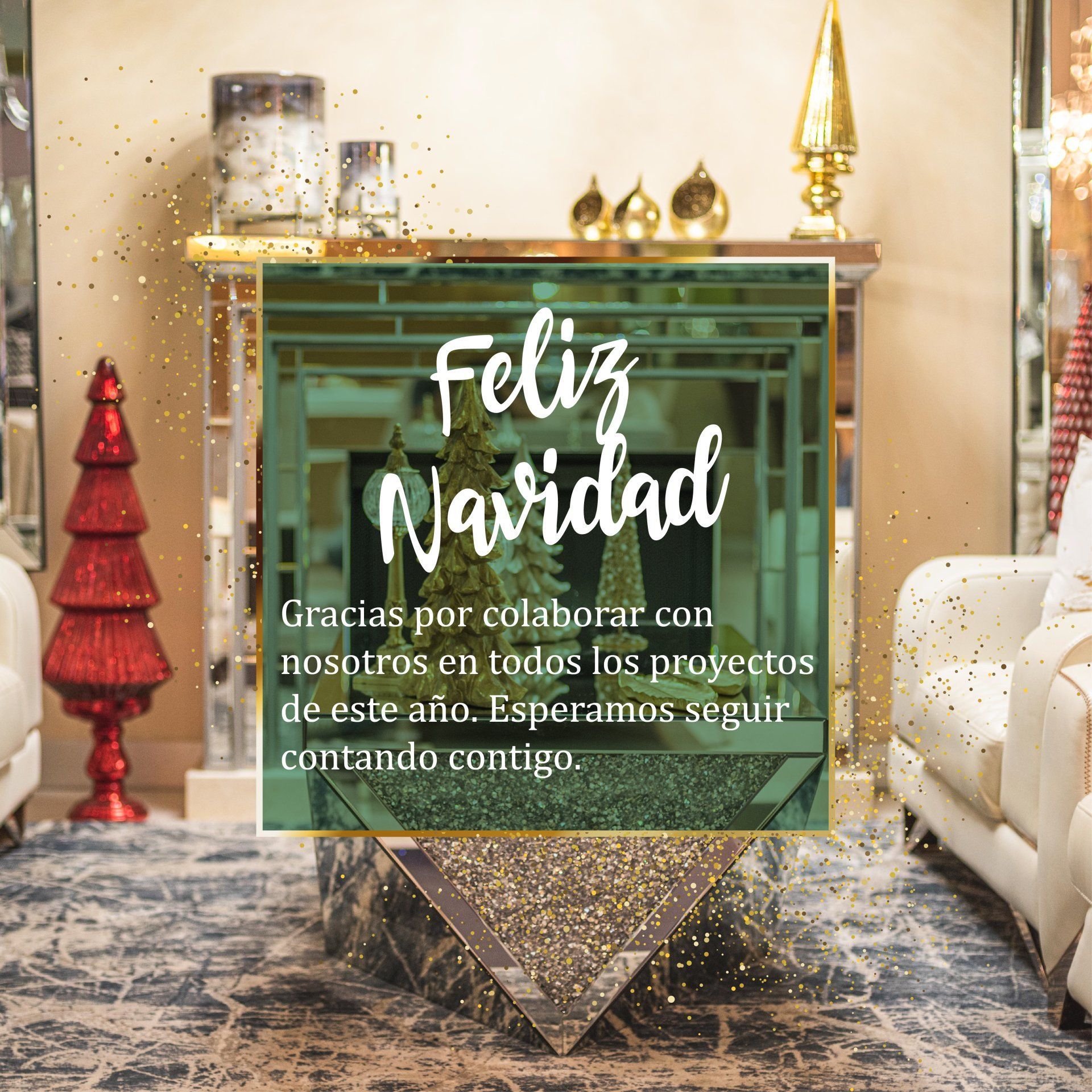 Una tarjeta de felicitación navideña superpuesta a una elegante habitación decorada con un árbol rojo, detalles metálicos y un sofá blanco.