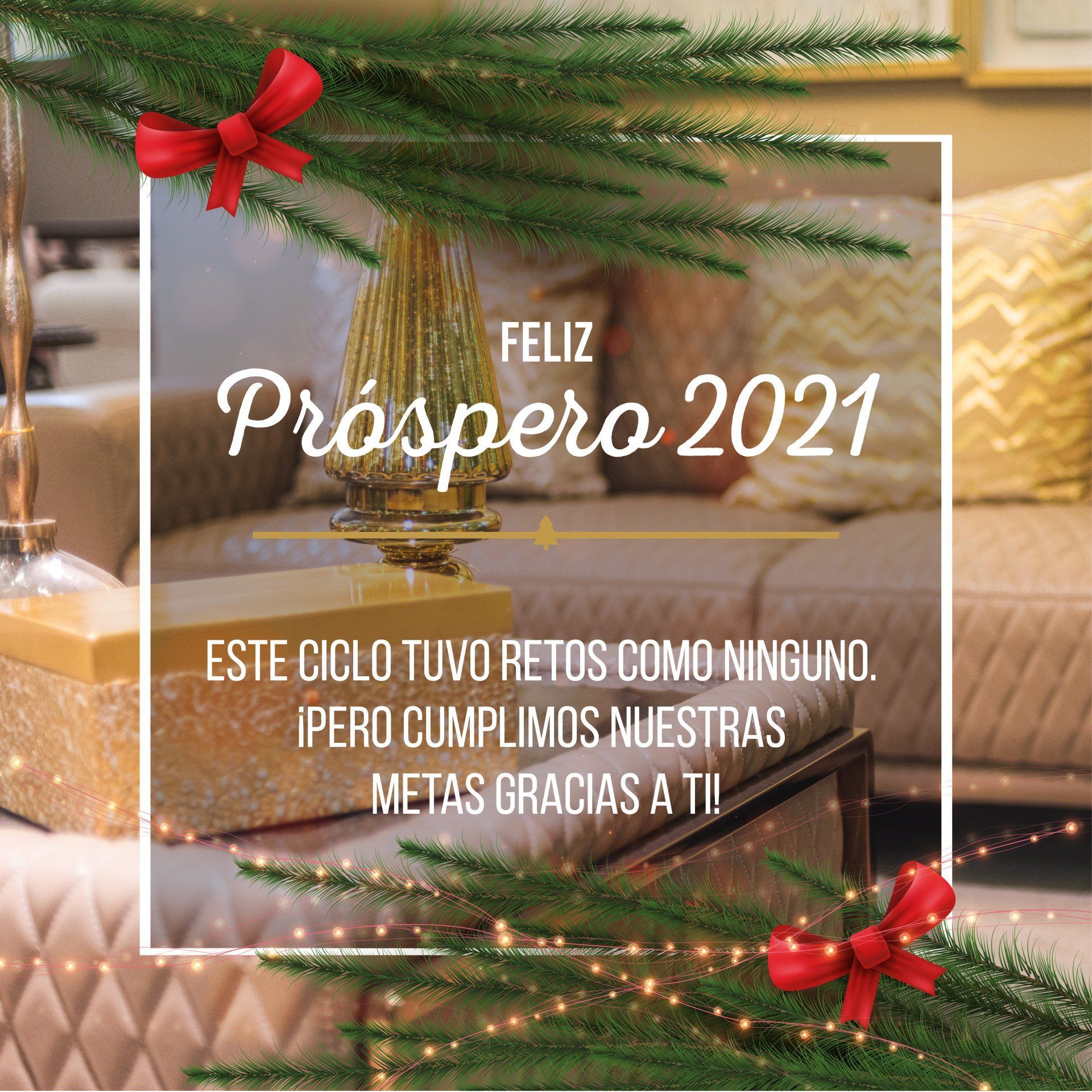 Un saludo navideño con ramas de pino y lazos rojos sobre una habitación, deseando un próspero 2021 y agradeciendo al destinatario.