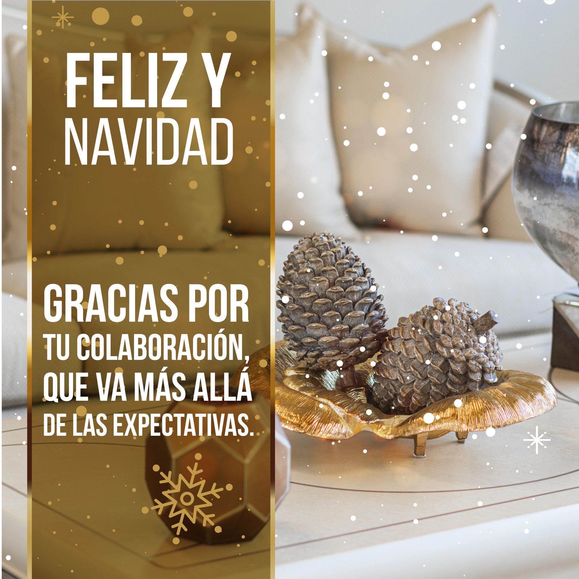 Una tarjeta de felicitación navideña con texto en español, que muestra piñas doradas sobre una mesa en una sala de estar borrosa.