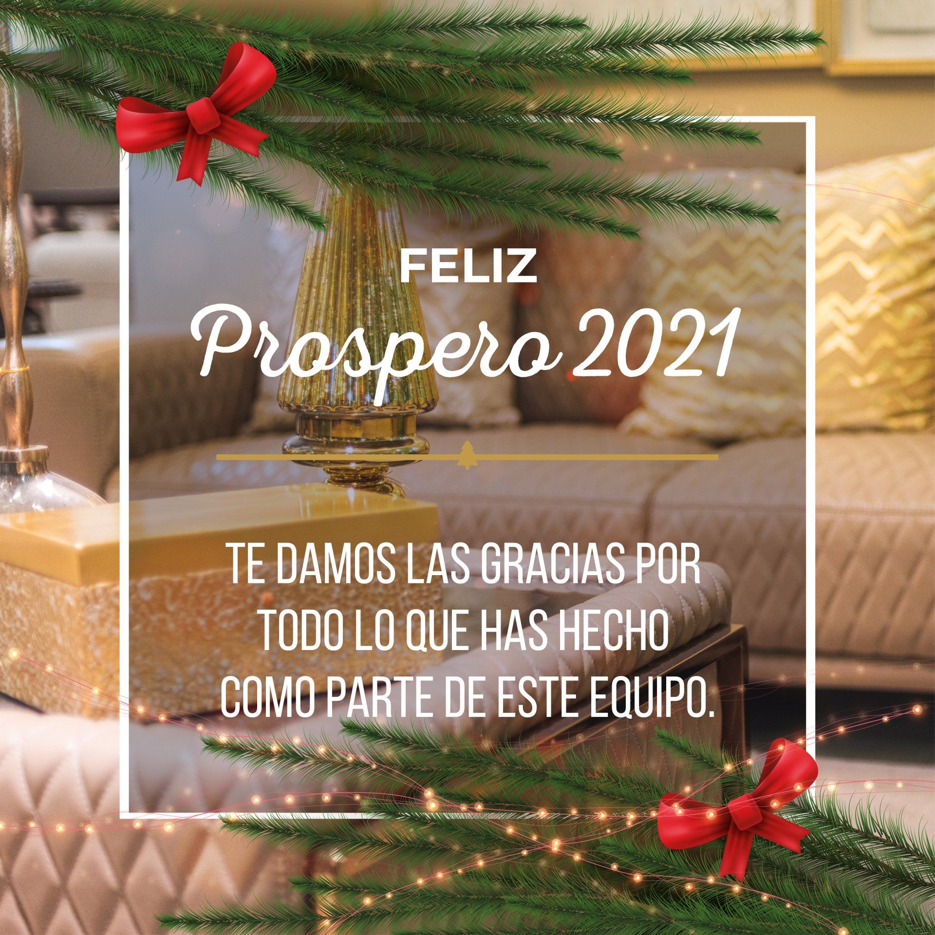 Una tarjeta de felicitación navideña con ramas de hoja perenne, lazos rojos y el texto 