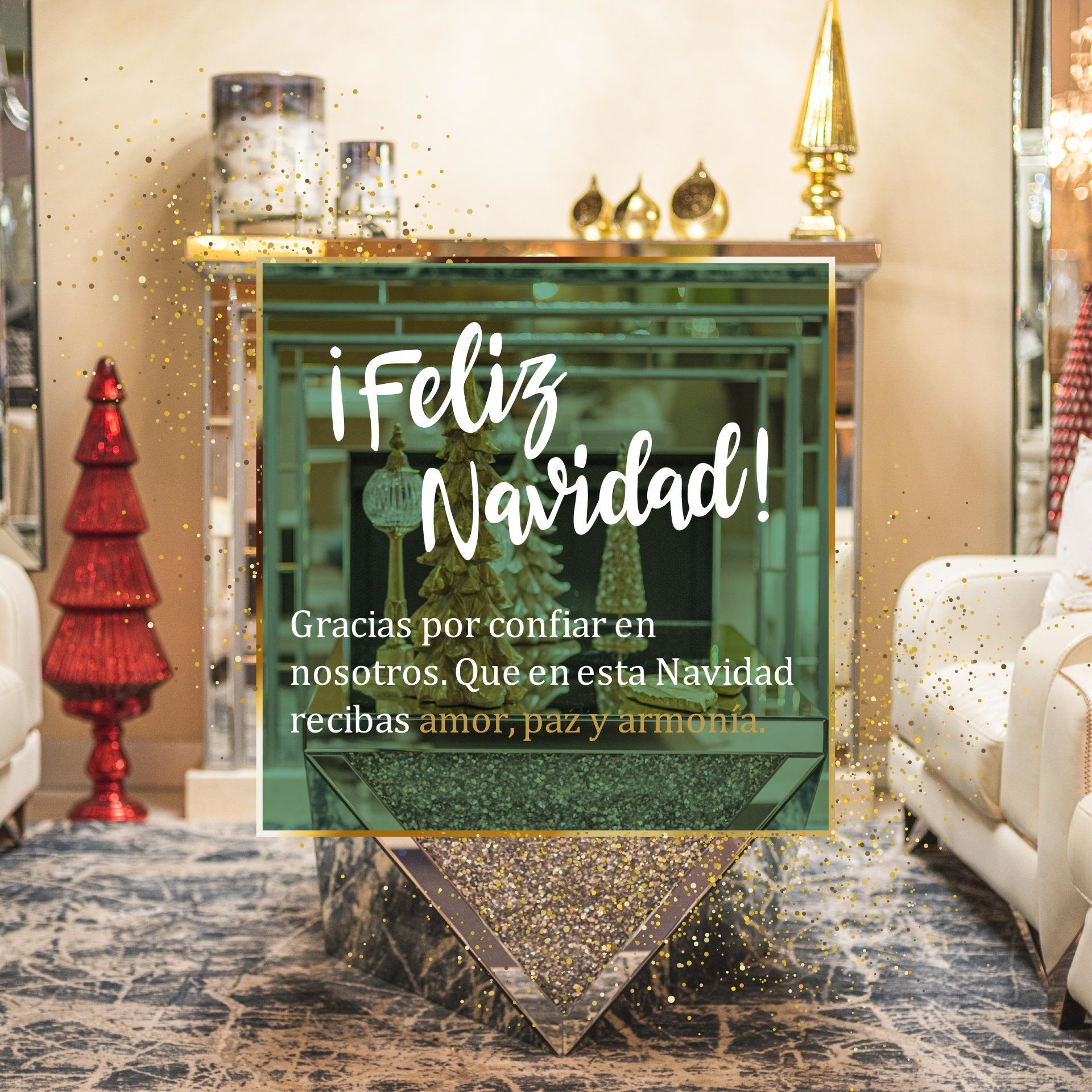 Un saludo navideño superpuesto en una lujosa sala de estar con un árbol rojo, muebles elegantes y detalles festivos dorados.