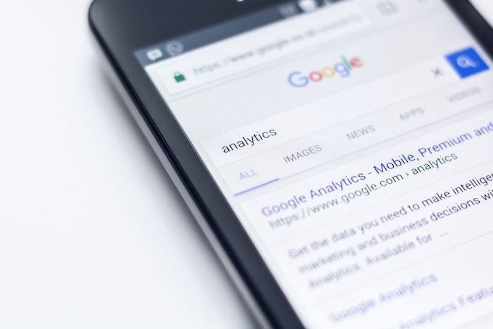 Pantalla de smartphone que muestra una página de resultados de búsqueda de Google para la palabra clave 