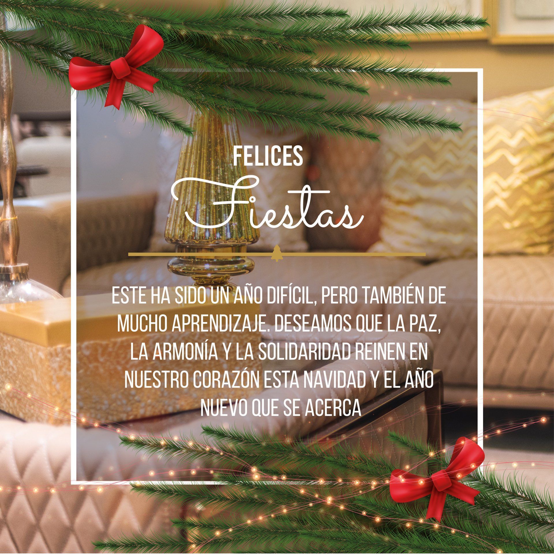 Una tarjeta de felicitación navideña superpuesta a una sala de estar, con ramas de pino, lazos rojos y un texto que desea paz y armonía.
