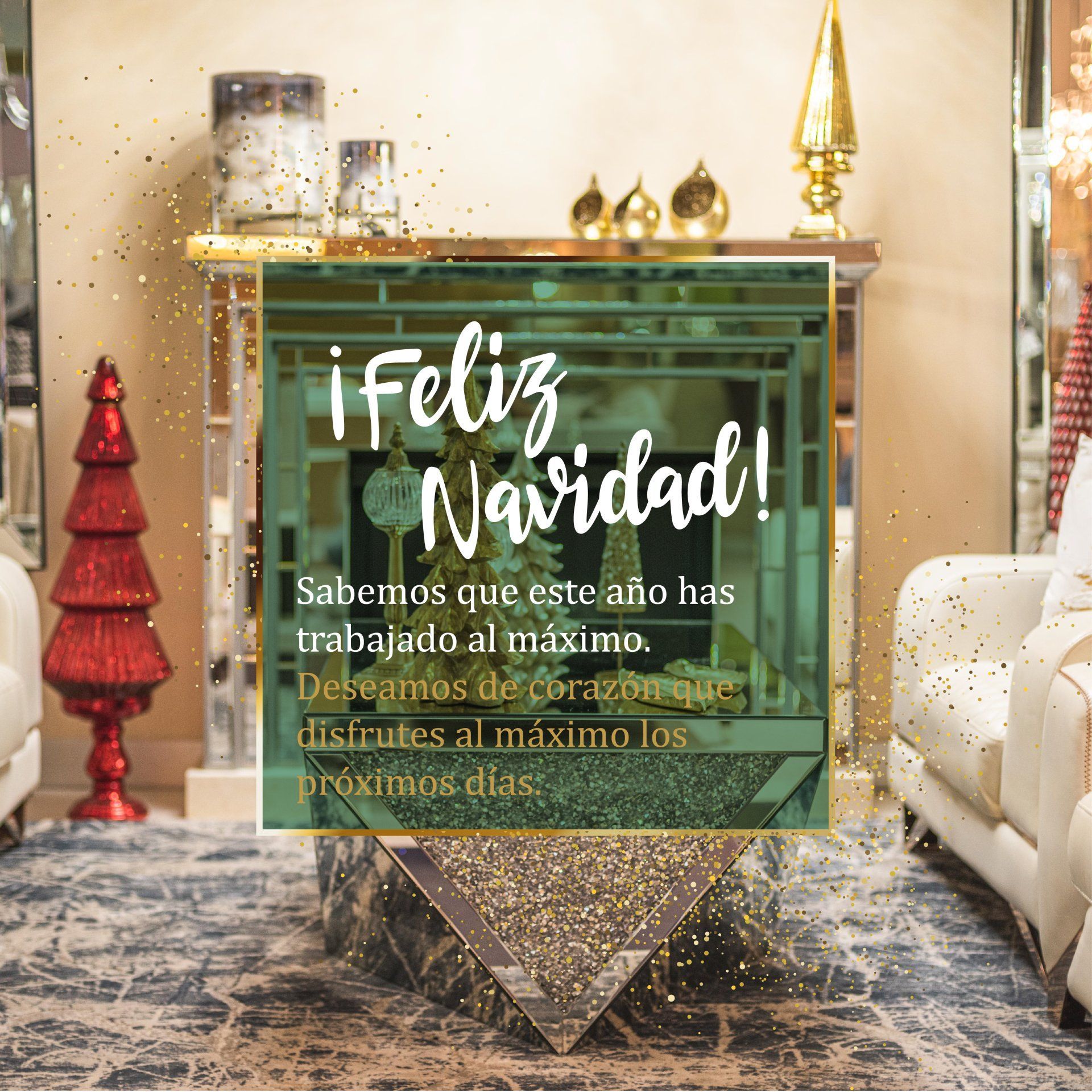 Una tarjeta de felicitación navideña festiva superpuesta sobre una elegante sala de estar, con un árbol rojo, decoración dorada y sofás blancos.