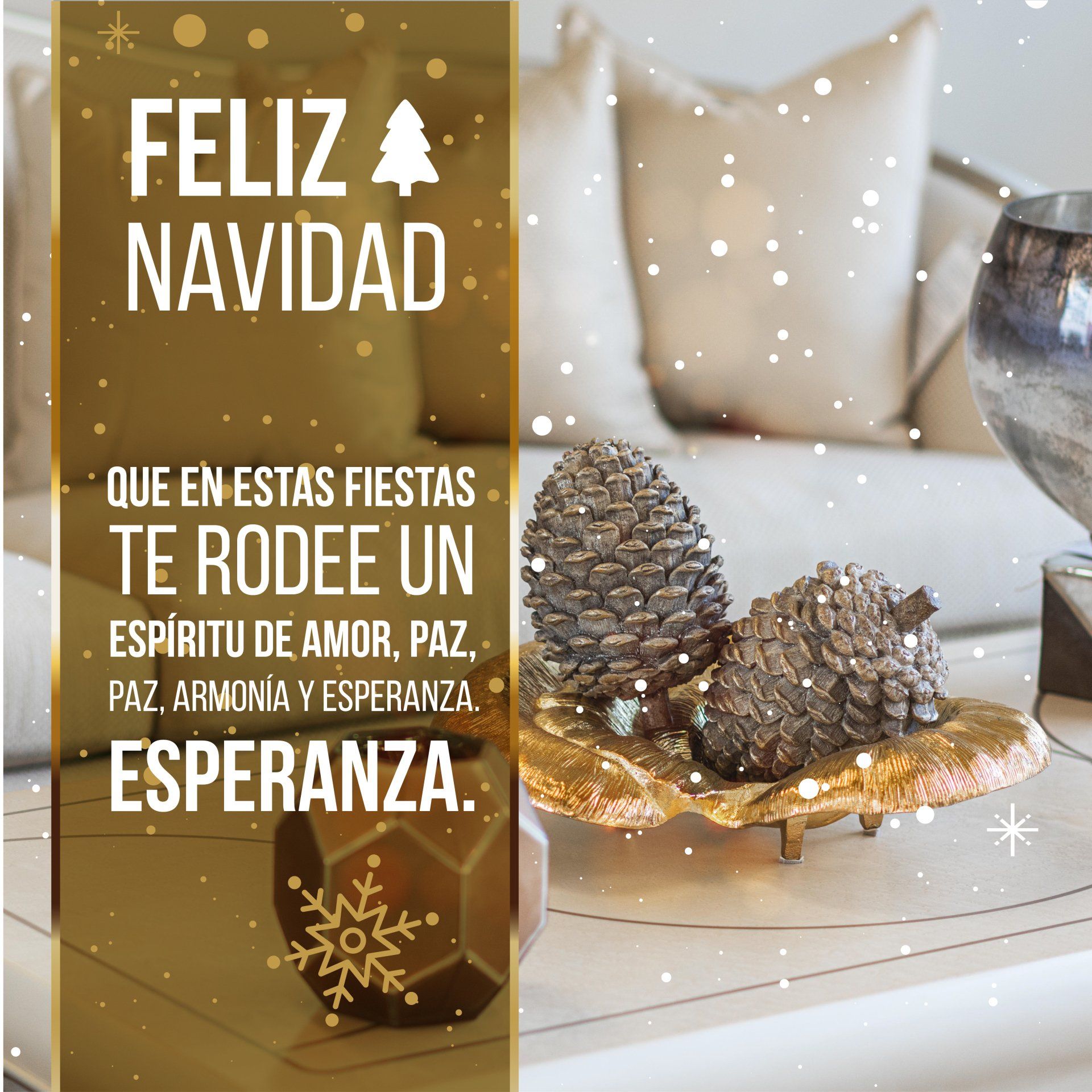 Saludo navideño con texto en español, decoración de sala de estar en tonos dorados, piñas y efectos digitales de nieve cayendo.