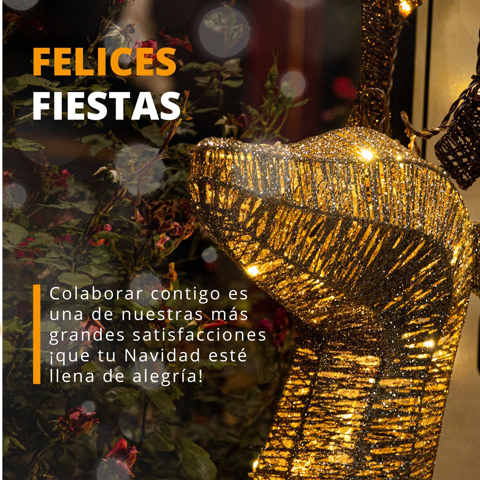 Decoración dorada y brillante de un reno sobre un fondo oscuro con texto en español que desea felices fiestas.