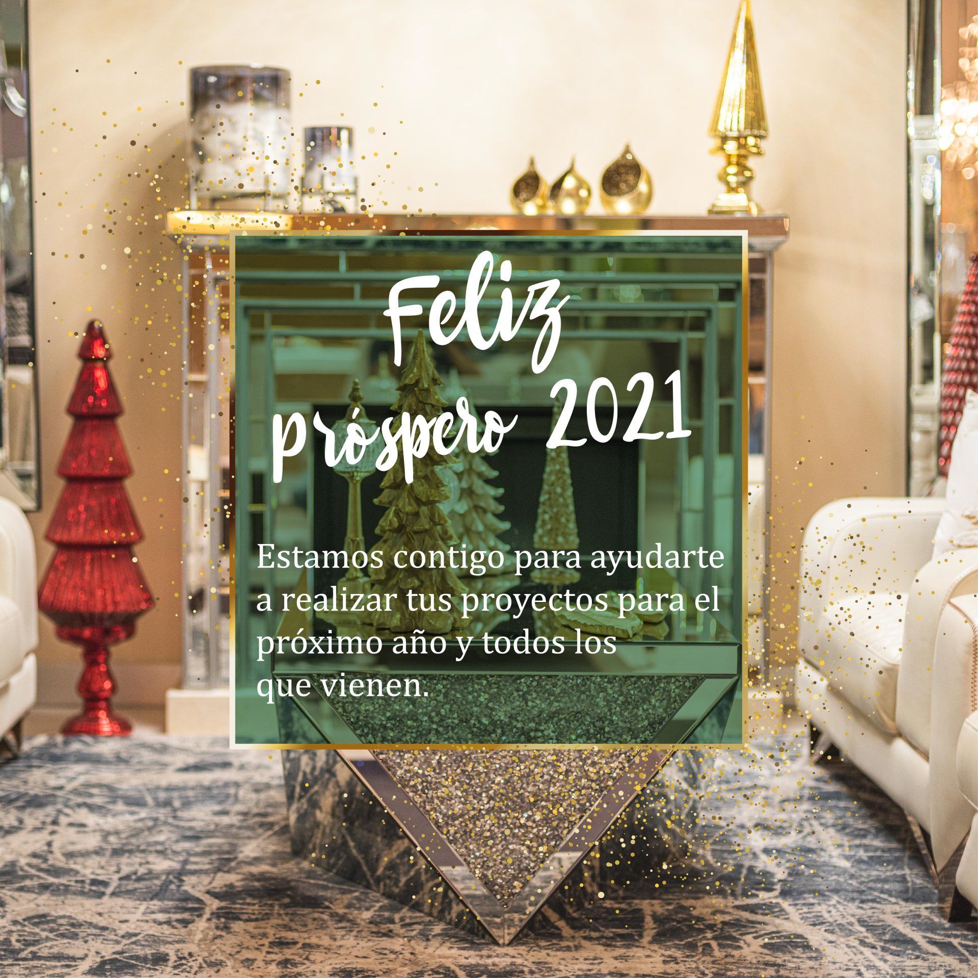 Una tarjeta festiva de felicitación de Año Nuevo que muestra el interior de una sala de estar decorada con un árbol de Navidad rojo y detalles dorados.