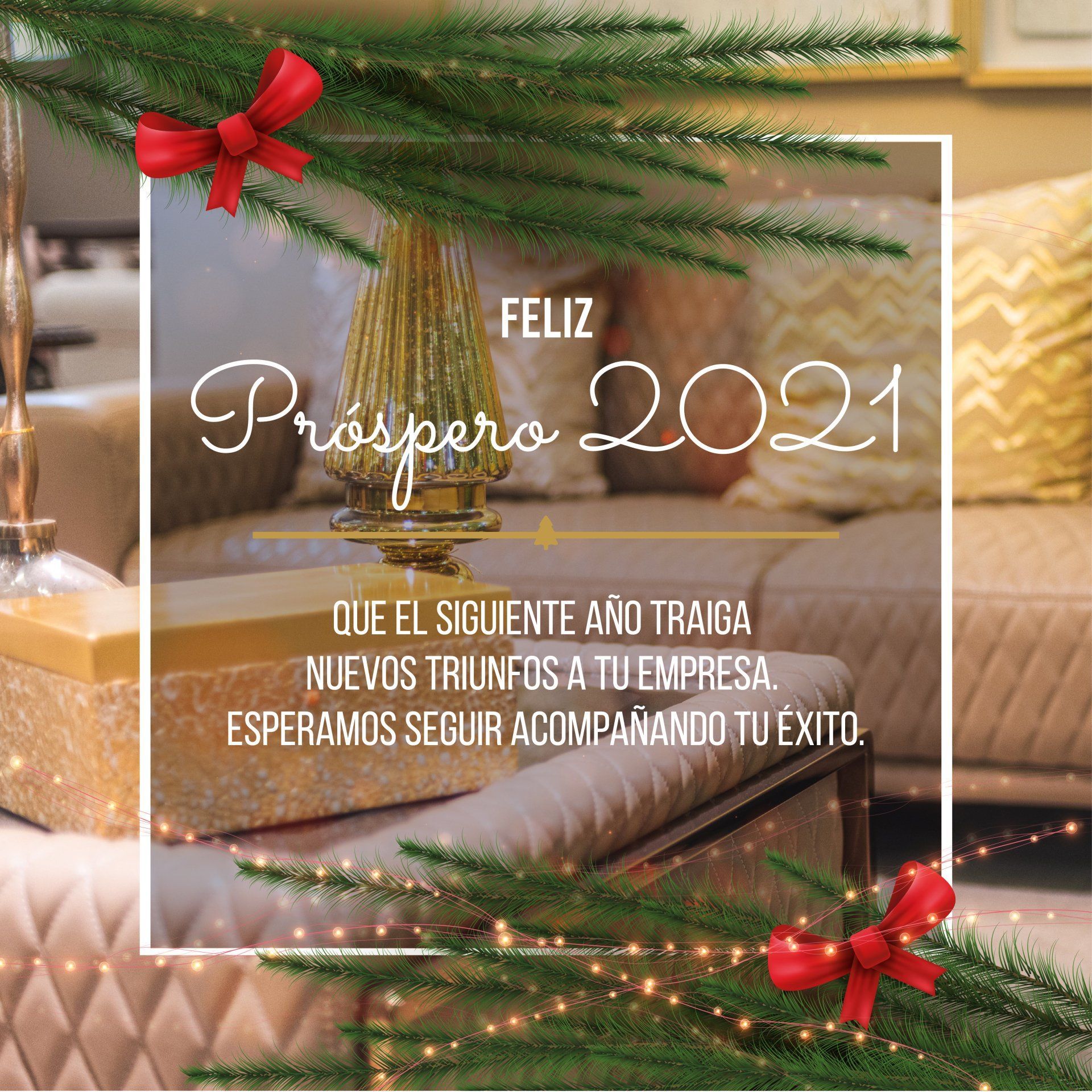 Una tarjeta de felicitación festiva para las fiestas de 2021 con texto en español, adornada con lazos rojos y ramas de pino sobre un fondo difuminado.