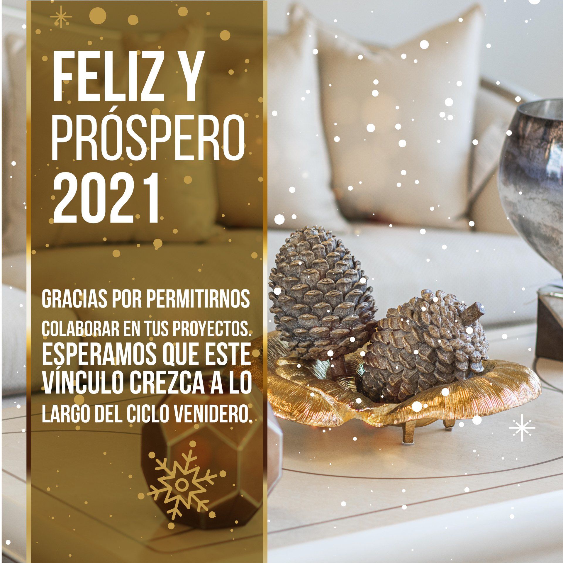 Una tarjeta de felicitación navideña que muestra una sala de estar con piñas en una bandeja dorada, texto festivo y efectos de nevada.