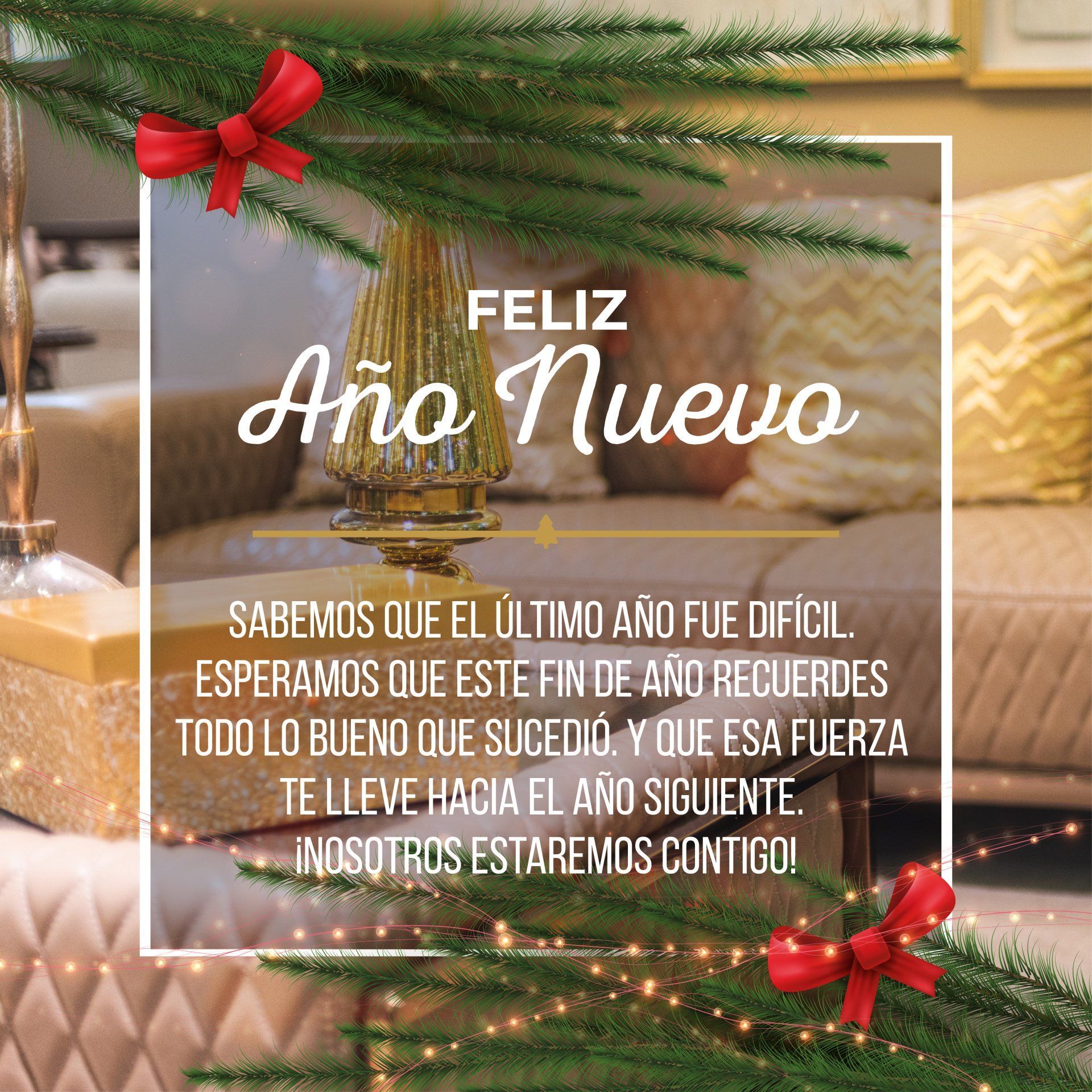 Una tarjeta de felicitación de Año Nuevo con un fondo borroso que simula una sala de estar, con ramas de pino y lazos rojos en la parte superior e inferior.