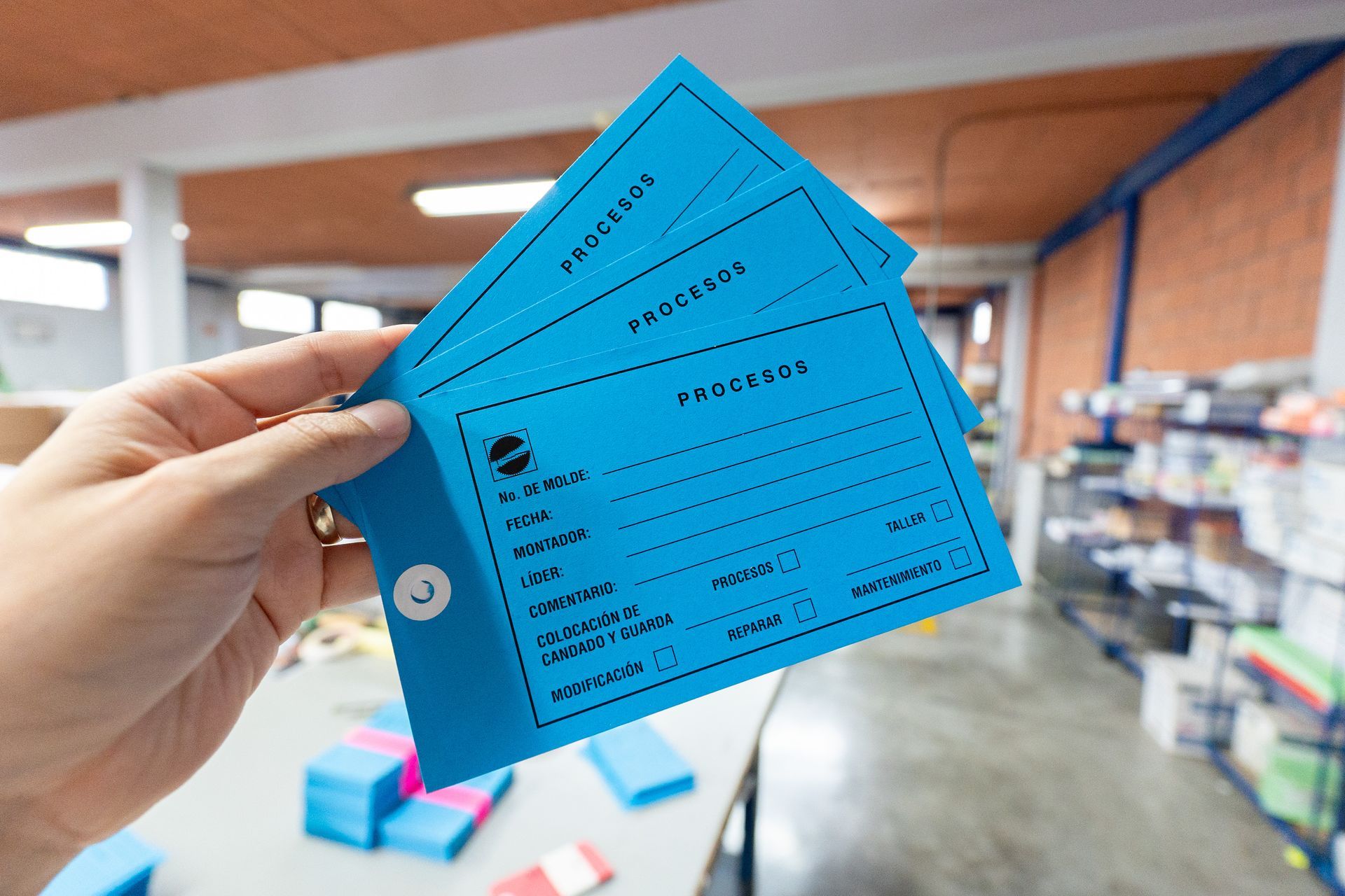 tags azules de control de inventario industrial