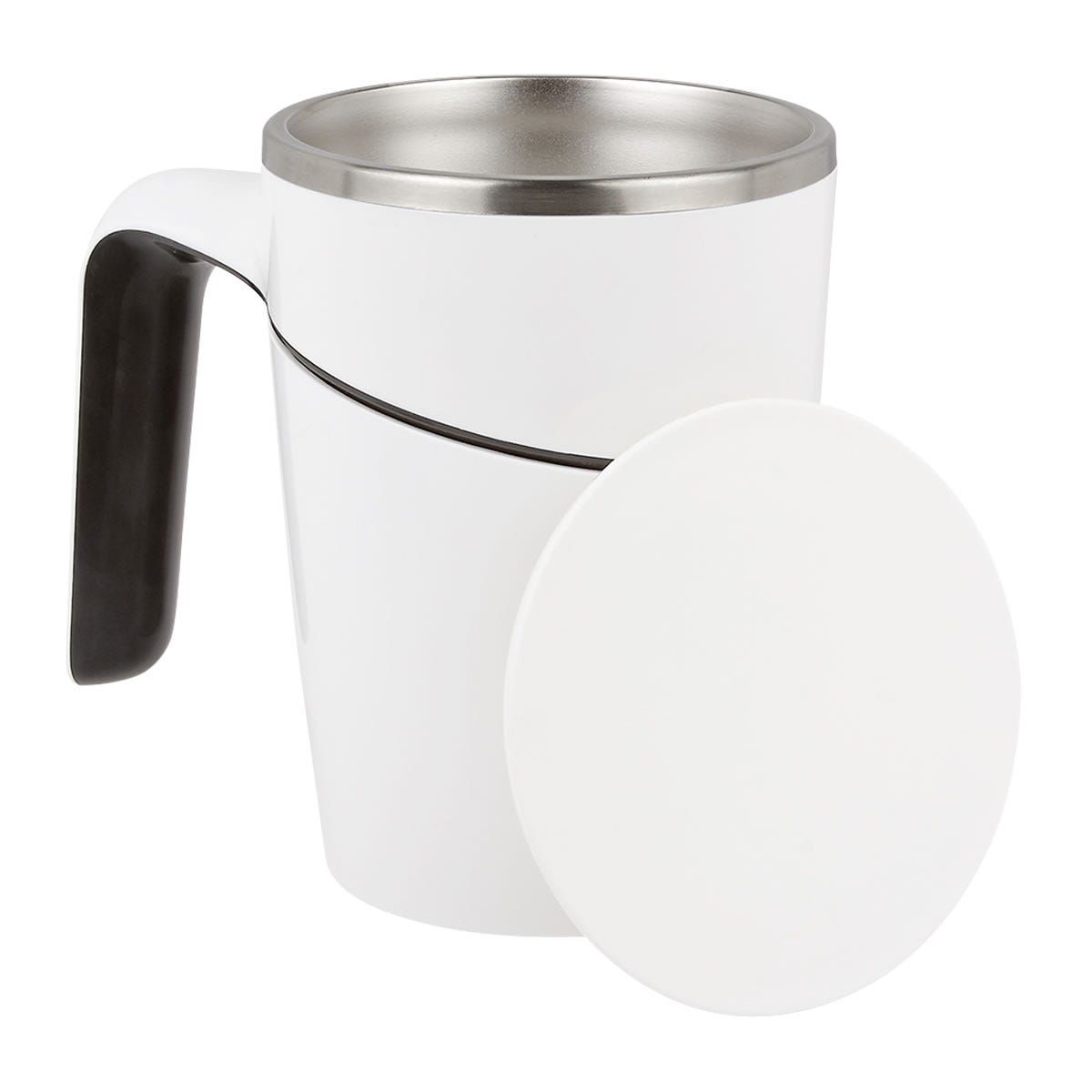 Taza de café blanca con asa y tapa de color negro, diseño en ángulo.