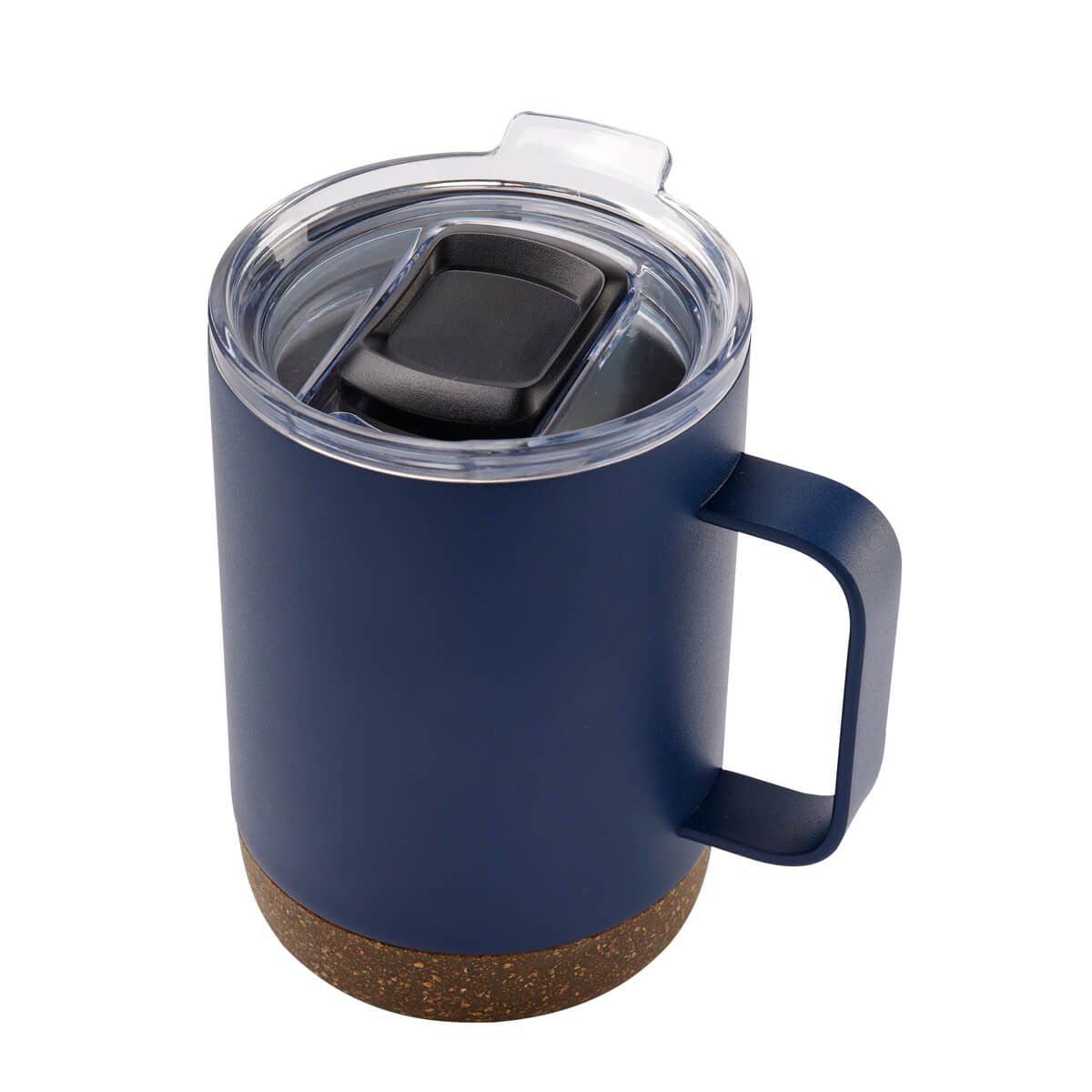 Taza térmica azul con base de corcho y tapa transparente, colocada sobre una superficie blanca.