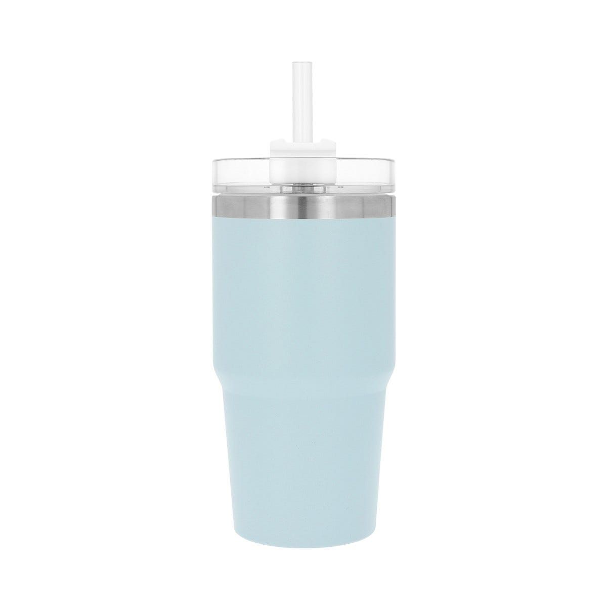 Vaso azul claro con pajita y tapa, aislado sobre fondo blanco.