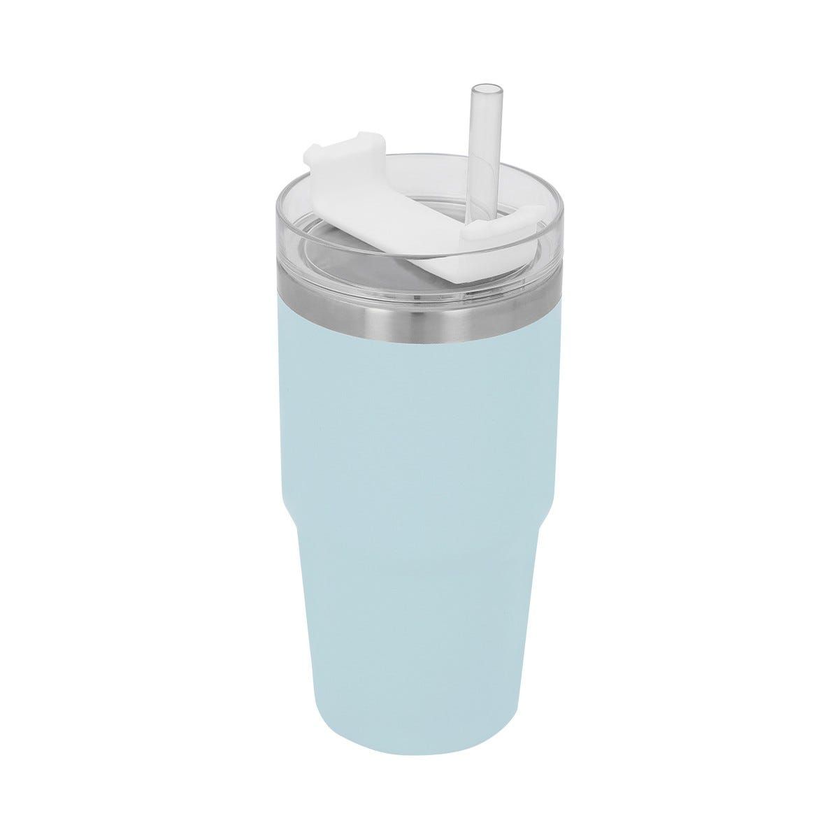 Vaso azul claro con pajita y tapa, aislado sobre fondo blanco.