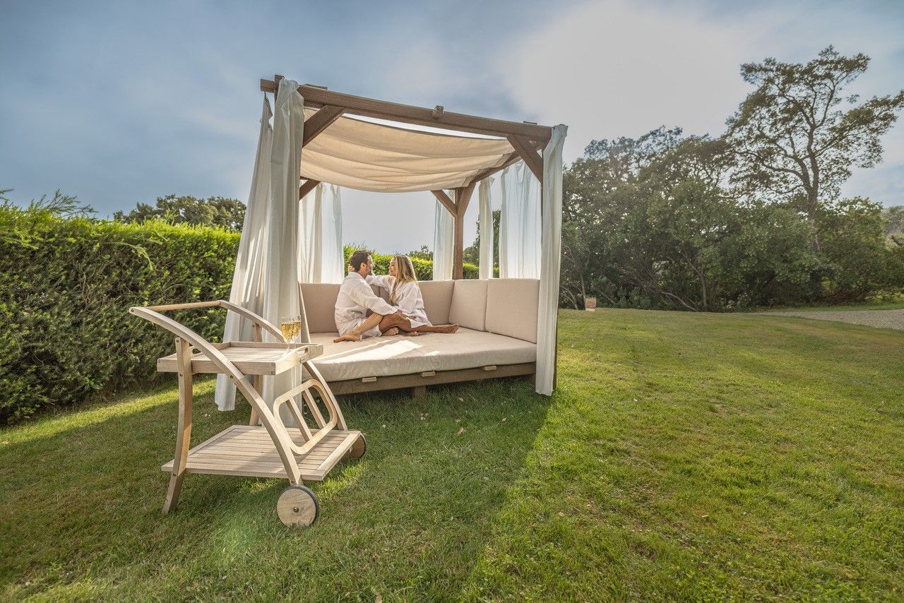 Chill bed in the sunn