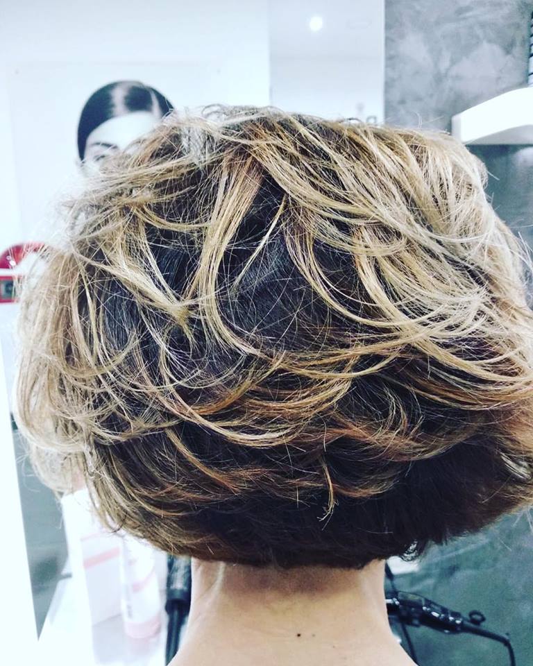 Tagli corti mossi da donna